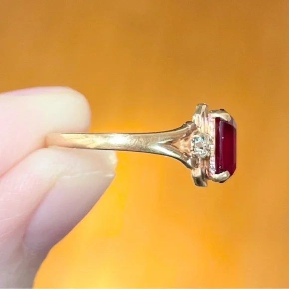 10K Vintage PSCO Red Glass Rhinestone dark red garnet emerald cut statement ring - Picture 9 of 11